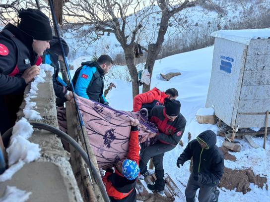 Kardan kapalı yolları yürüyerek geçen ekipler, 2 hastayı hastanelere ulaştırdı