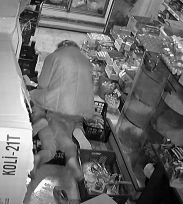 Kendisinden kaçıp, markete sığınan küçük kızı darbedip, bıçakladı; olay kamerada