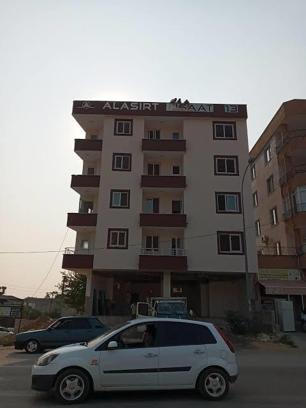 Osmaniye'de 5'inci kattan merdiven boşluğuna düşüp, öldü