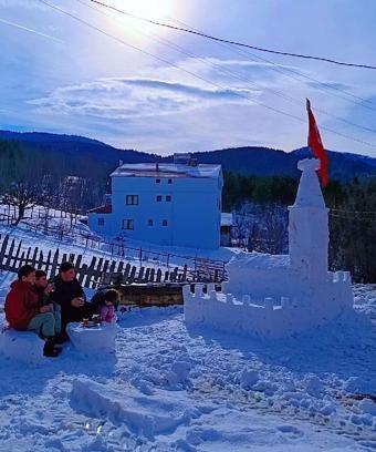 Kardan Kız Kulesi önünde çay keyfi
