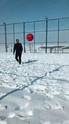 Öğrenciler, eksi 6 derecede halı sahada kar üzerinde futbol oynadı