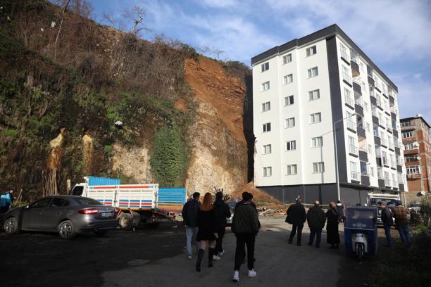 Trabzon'da heyelanda hasar gören 6 katlı bina boşaltıldı