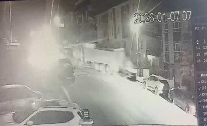 Kamyonla 3 araca çarpıp kaçtı; o anlar kamerada