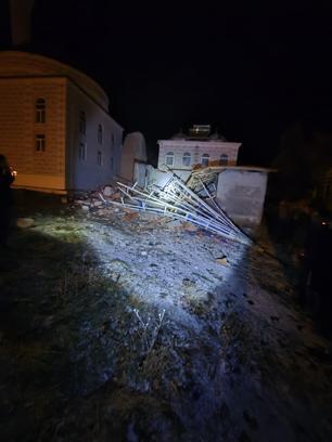 Manisa’da fırtınada cami minaresi devrildi