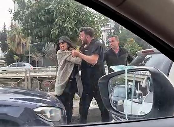 Boşanma aşamasındaki eşini trafikte darbedip, aracına çarptı