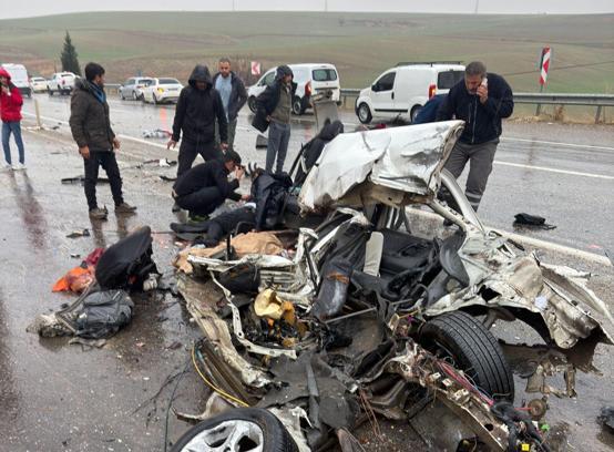 Adıyaman'da yolcu otobüsü ile otomobil çarpıştı; 3 ölü, 3 yaralı