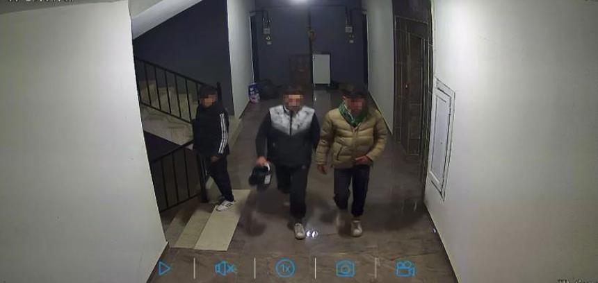 Apartmandan ayakkabı hırsızlığı kamerada
