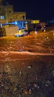 Reyhanlı'da sağanak yağış, su baskınlarına neden oldu