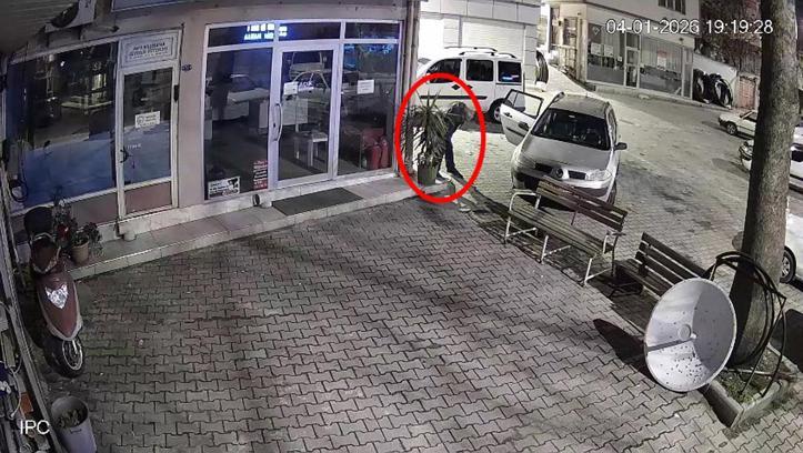 İş yeri önünde duran çiçeği çaldı