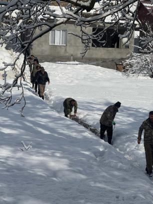 Şırnak’ta çöken ve 4 küçükbaşın öldüğü ahırı, köylüler imece usulüyle onardı