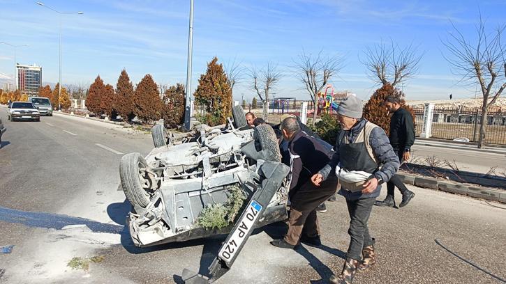 Direksiyonda telefonla annesini aramak isterken kaza yaptı