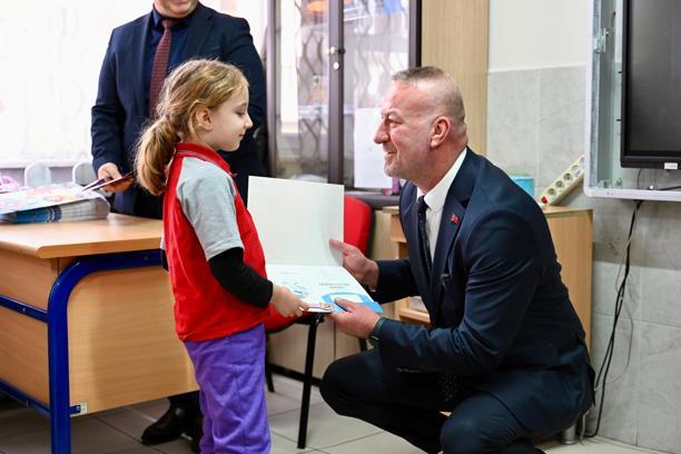 Başkan Karabatı, miniklerin karne heyecanına ortak oldu