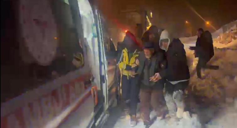 Yolu kapalı köyde rahatsızlandı, 3 saatlik çalışmayla hastaneye ulaştırıldı