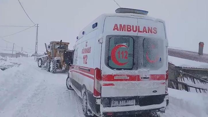 Kara saplanan ambulansı İl Özel İdaresi ekipleri kurtardı