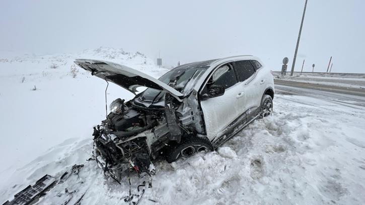 Kayseri'de otomobil refüje çarptı: 3 yaralı