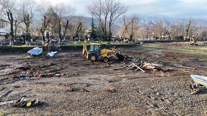 Sapanca Gölü kıyısındaki kaçak yapılar yıkılıyor