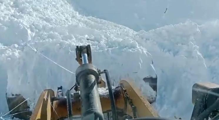 Elazığ’da yolu çığdan kapanan yol açıldı