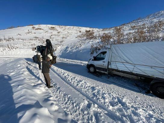 Elazığ’da kar nedeniyle şarampole düşen kamyonet halatla çıkarıldı