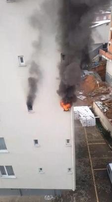 İstanbul- Sultanbeyli'de 5 katlı binada yangın; 8'i çocuk 12 kişiyi itfaiye kurtardı