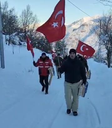Türk bayrağını göndere çekip, sınır hattındaki saldırıya tepki gösterdiler