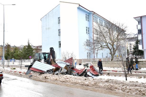 Samsun'da kuvvetli rüzgar, okulun çatısını uçurdu