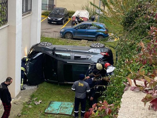 Otomobil, apartman bahçesine uçtu: 2 yaralı