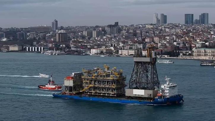 Sondaj kulesini taşıyan gemi boğazdan geçti