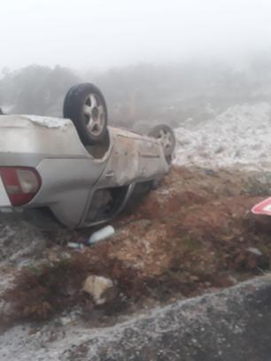 Takla atan otomobildeki iki kişi yaralandı