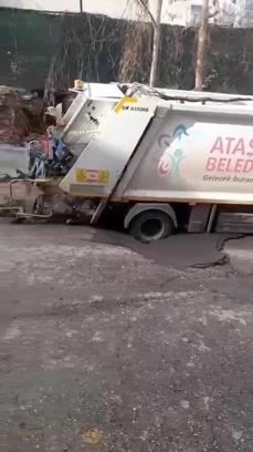 İstanbul- Ataşehir'de çöp kamyonu çukura düştü