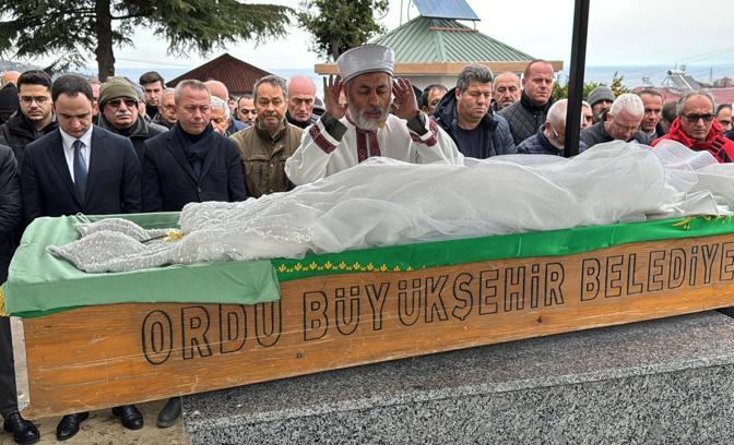 Kazada hayatını kaybeden Mina, son yolculuğuna gelinliği ile uğurlandı