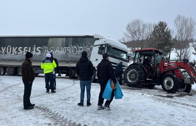 TIR kaydı, uluslararası karayolu ulaşıma kapandı / Ek fotoğraflar