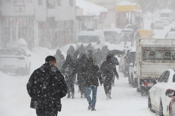 Karlıova’da kar yağışı etkili oldu, köy yolları ulaşıma kapandı