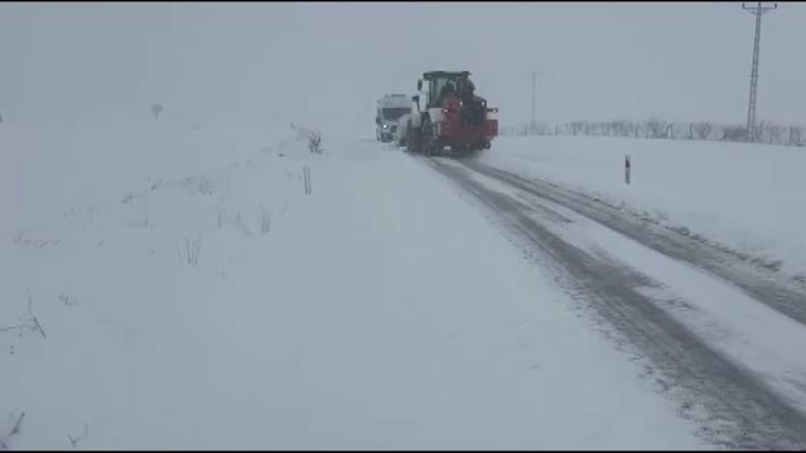 Gercüş’te karda mahsur kalan ambulans, kurtarıldı