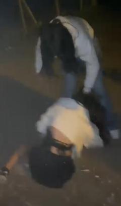 2 kız, tartıştıkları kızı yere yatırıp darbetti