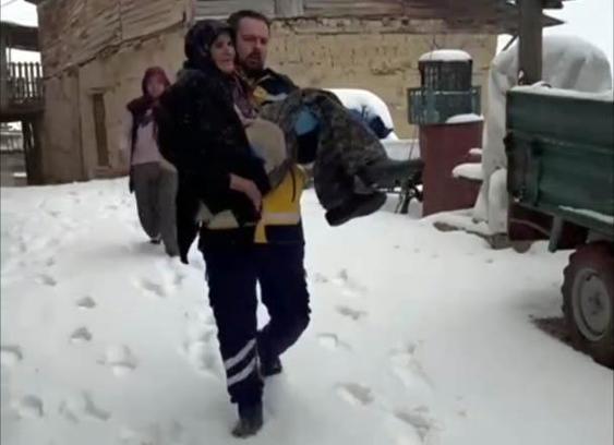 90 yaşındaki hastayı kucağını alarak ambulansa taşıdı
