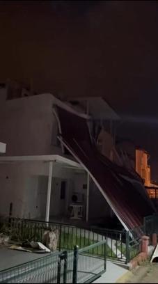 Aydın’da fırtınada çatılar uçtu, ağaçlar devrildi