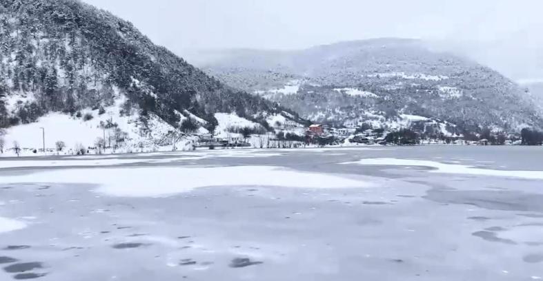 Buz tutan Çubuk Gölü, dronla görüntülendi