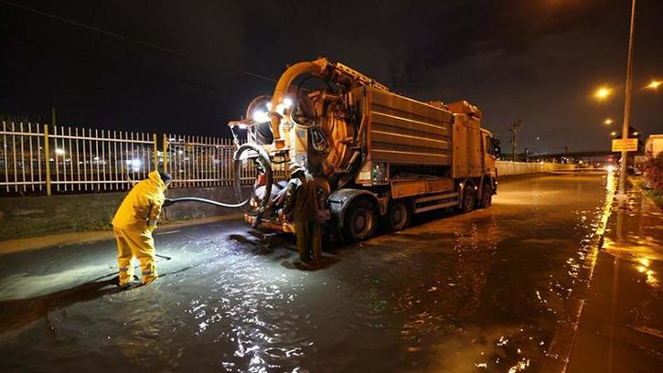 İzmir'i sağanak vurdu; 320 konut, 78 iş yeri ve 5 kamu binasını su bastı