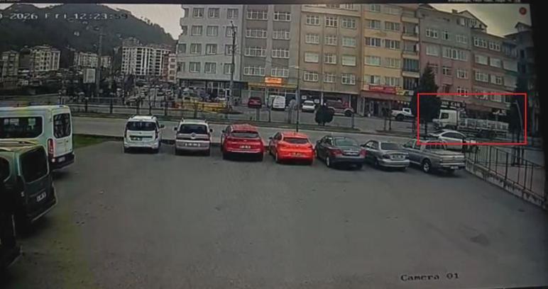 Kamyon kasasında patlayan yangın tüpü, otobüsün üzerine düştü