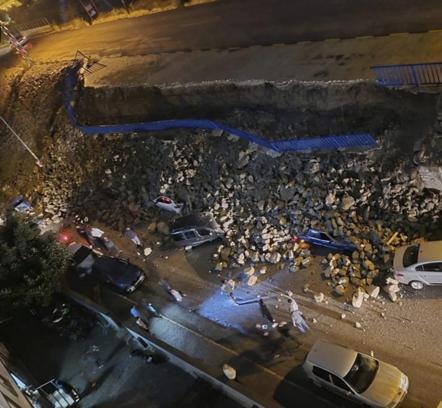 İstinat duvarının park halindeki araçların üstüne çöktüğü anlar kamerada