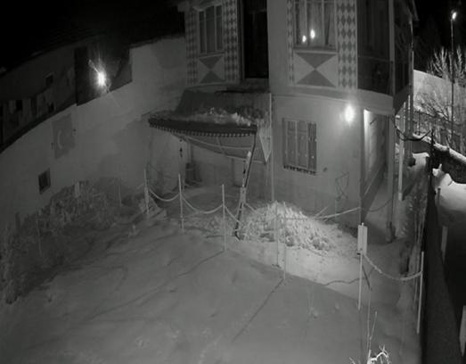 Üzerine kar düşen sundurma çöktü; o anlar kamerada