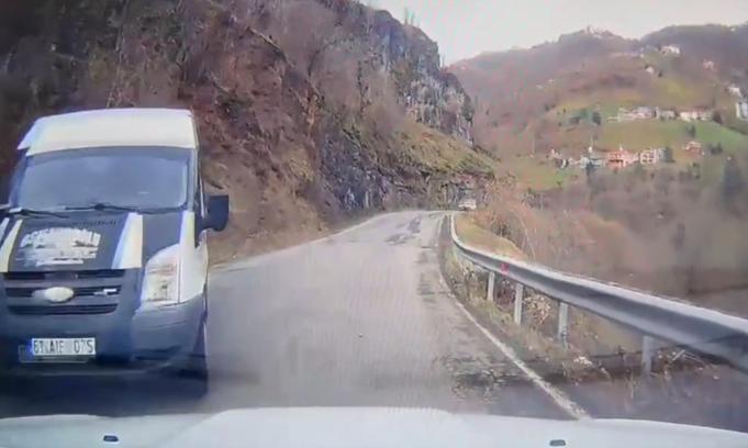 Okul servis minibüsünün otomobille çarpıştığı kaza kamerada
