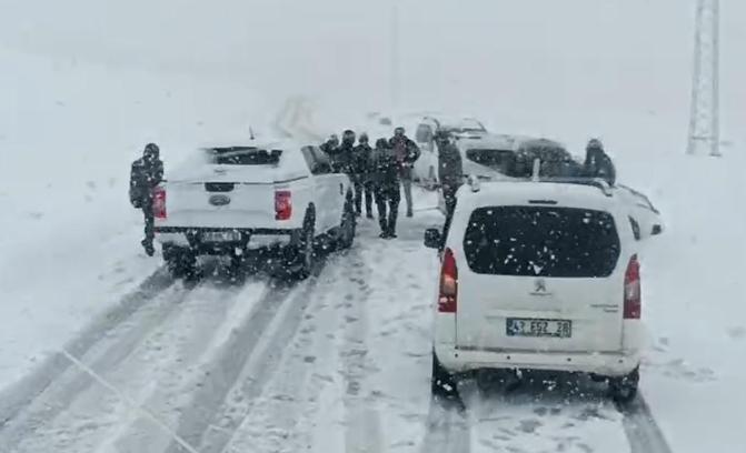 Muş’ta kar ve fırtına nedeniyle yolda kalan 3 araçta mahsur kalanlar kurtarıldı