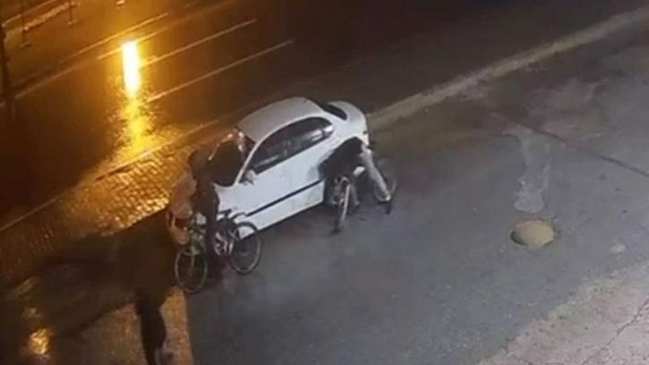 Bisikletli 3 çocuk otomobillerin lastiğini kesip, marketlerden hırsızlık yaptı