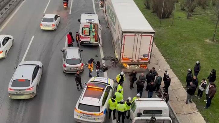 Başakşehir TEM Otoyolu'nda TIR'a çarpan motosikletin sürücüsü öldü