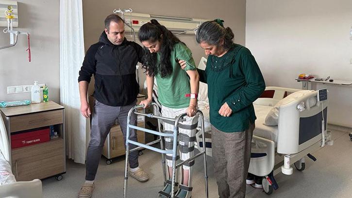 Depremde omuriliği ezilen Cansu, 3 yıl sonra ayağa kalktı