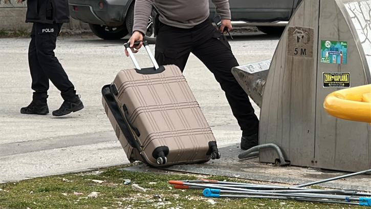 Parkta fünye ile patlatılan valizden taş parçaları çıktı