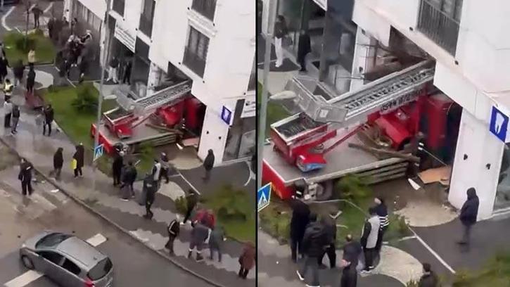 Büyükçekmece'de asansörlü nakliye kamyounu diş polikliniğine girdi