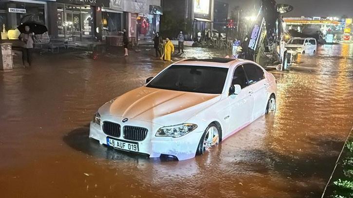 Bodrum’da sağanak yaşamı olumsuz etkiledi; yollar trafiğe kapandı
