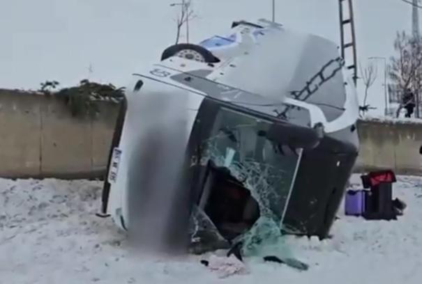 Patnos’ta yolcu otobüsü devrildi: 16 yaralı